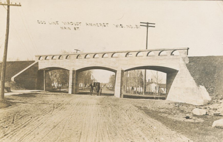 Historic photo of bridge, showing original railings